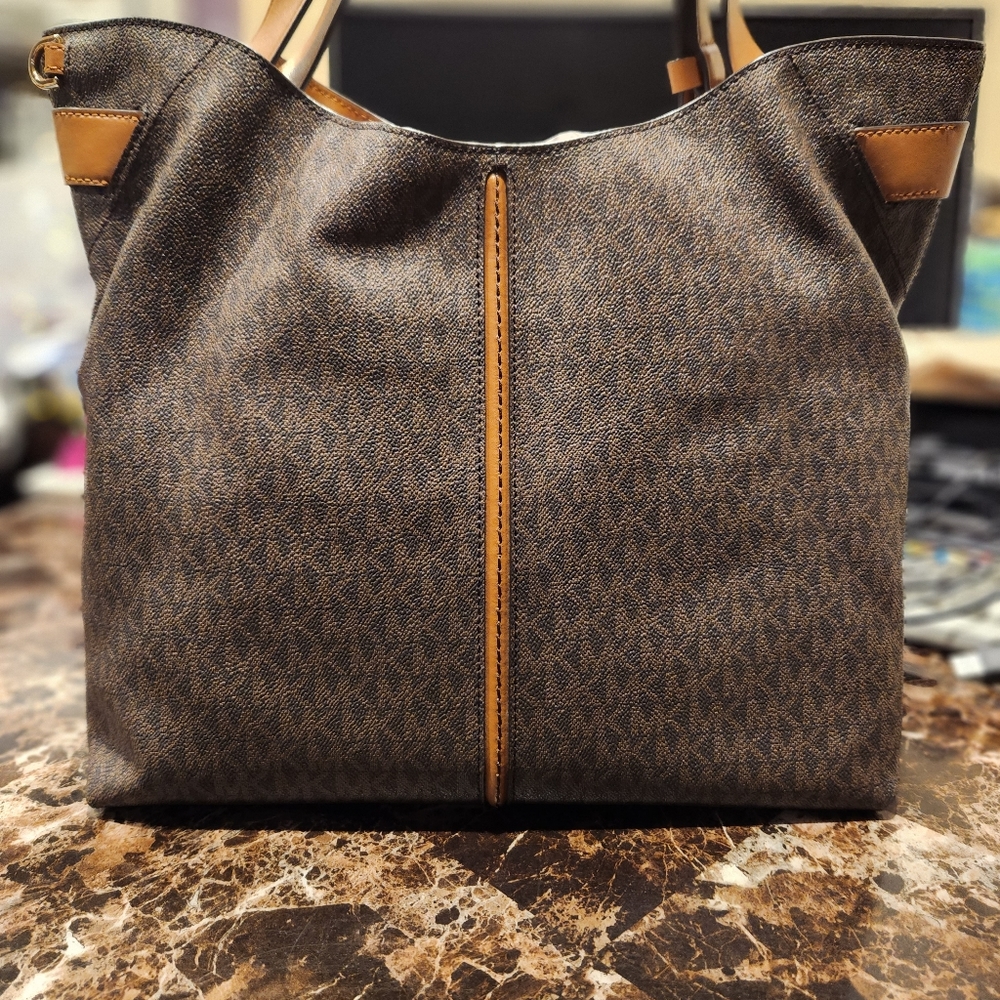 Michael Kors Downtown Astor Shoulder Bag